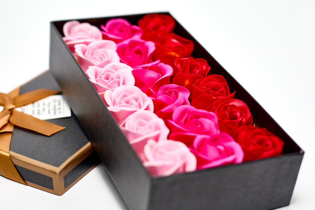 Róża mydlana FLOWER BOX Róże pachnące do kąpieli 18 szt gotowy prezent w pudełku