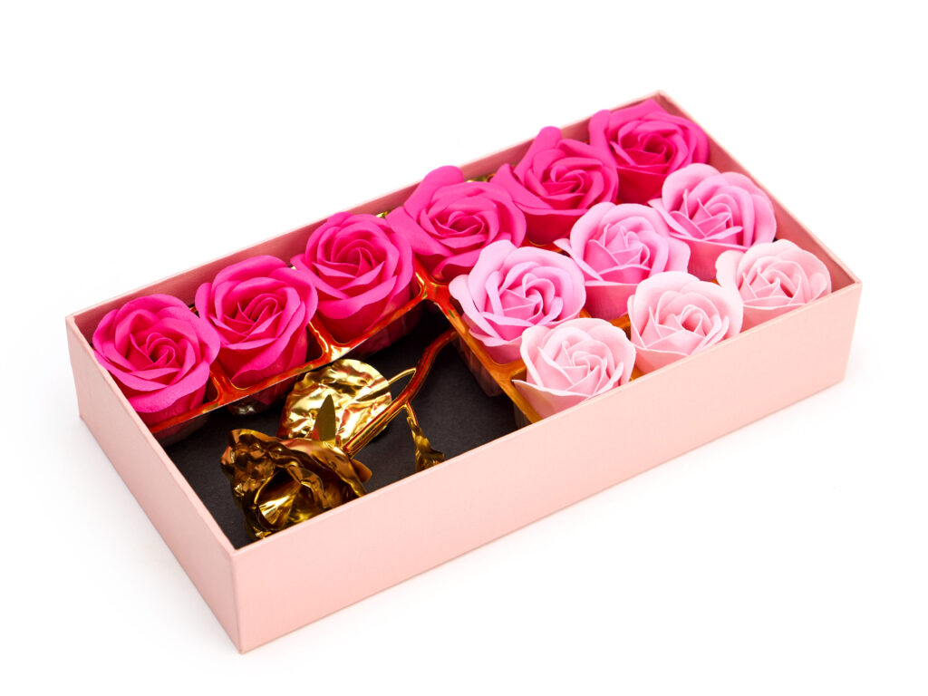 Flower box z 12 róż mydlanych i złotą różą w różowym pudełku